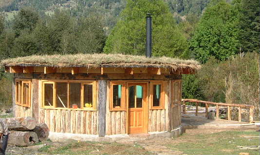 casa con techo de pasto, construccion alternativa